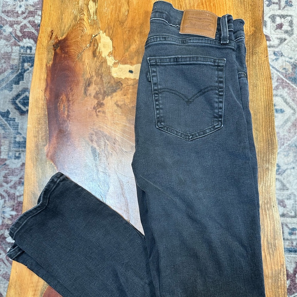 Levi’s High Rise straight black jean size 28